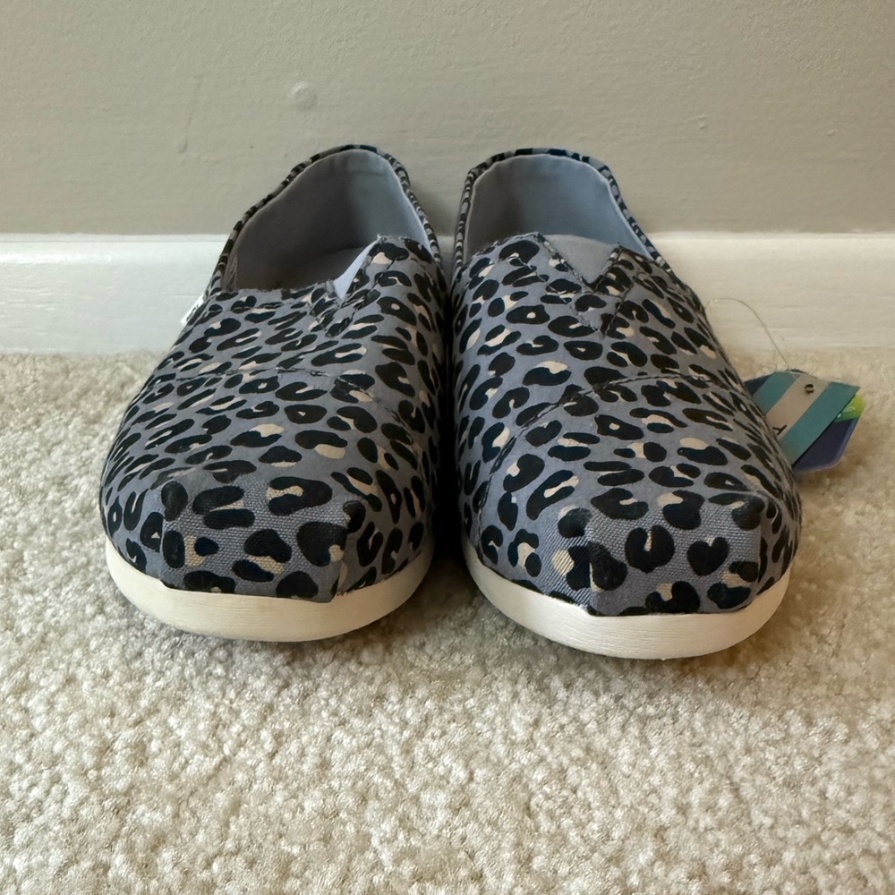 NWT TOMS Women’s Gray and Black Animal Print Slip-Ons Size 8 - Picture 2 of 8